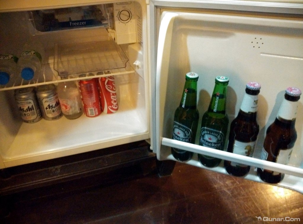 小冰箱内设有一些酒水饮料(客房)