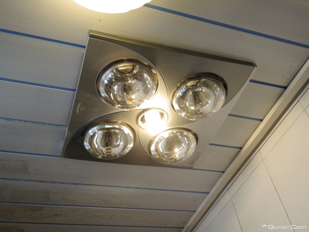 居然还配有浴霸,冬天洗澡也不怕!(浴室)