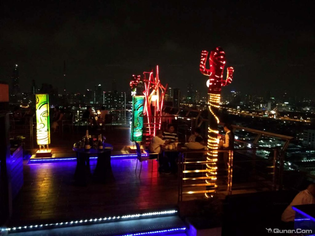 我最喜欢他们的天台酒吧,俯瞰曼谷夜景,还能小酌一杯,或者一顿大餐