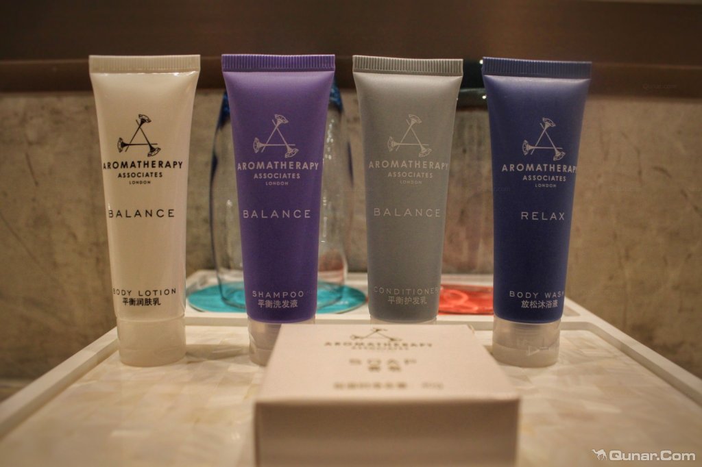 双洗漱台,备品采用的是来自英国的aromatherapy associates洗浴用品