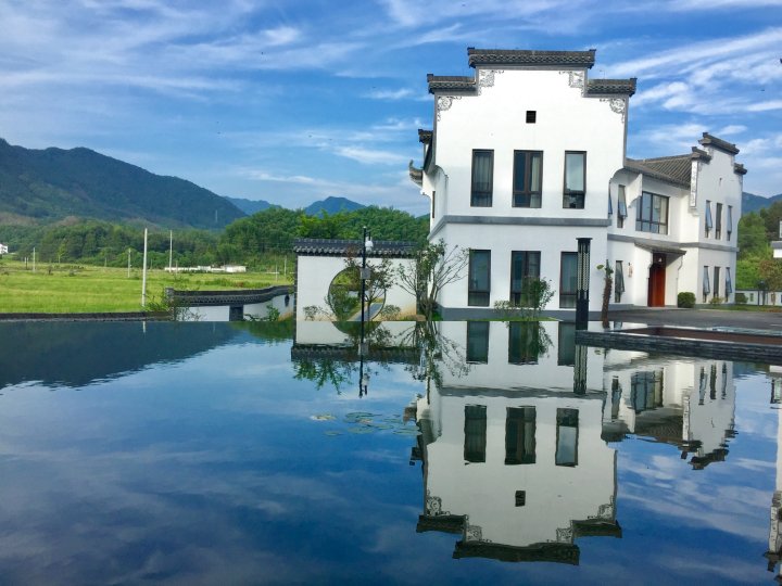 而我入住的是很适合情侣v情侣的烟红水云驿墅大床房,在独栋保姆里.别墅别墅间图片