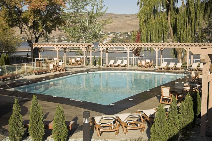斯特兰德湖畔奥卡纳根谷出租公寓式酒店(Strand Lakeside Resort by Okanagan Valley Rentals)