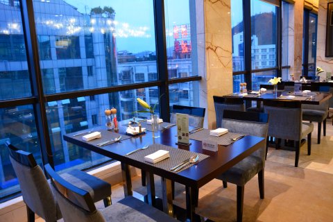 兴义国龙雅阁大酒店(穿云洞公园荷花巷步行街店)