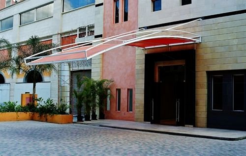 阿塔米拉村套房酒店(Altamira Village Hotel & Suites)