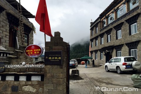 稻城亚丁向阳之地德沙民居