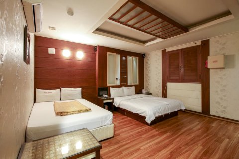 玫瑰色酒店(Rozy Hotel)