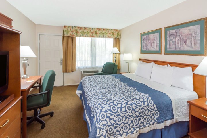 迈尔斯堡温泉度假村戴斯酒店(Days Inn by Wyndham Fort Myers Springs Resort)