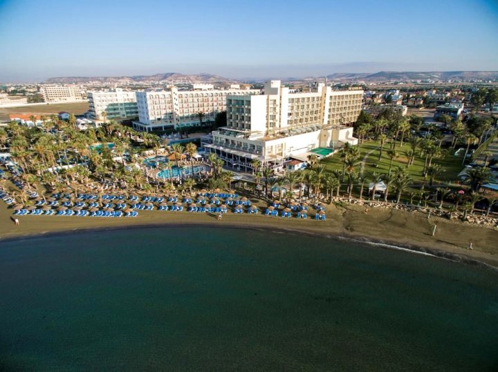 金色海湾沙滩酒店(Golden Bay Beach Hotel)