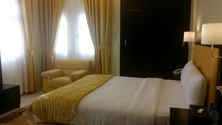 莱玛斯酒​​店套房(Remas Hotel Suites)