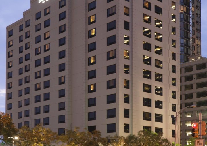 泽西市希尔顿逸林套房酒店(DoubleTree by Hilton Hotel & Suites Jersey City)