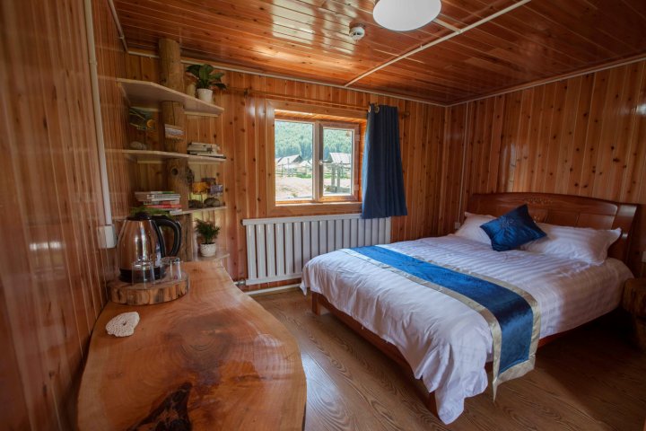 墙裂推荐去禾木住归来村舍,能满足你对梦幻小木屋的愿望,各种细节,你