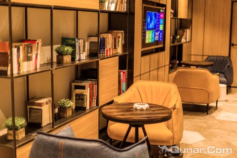 老河口易乐名仕假日酒店