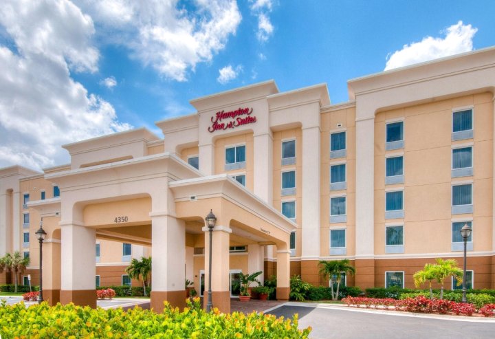 迈尔斯堡欢朋酒店及套房 - 殖民地大道(Hampton Inn & Suites Fort Myers-Colonial Boulevard)