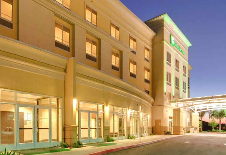 贝克斯菲尔德假日套房酒店(Holiday Inn Hotel & Suites Bakersfield)