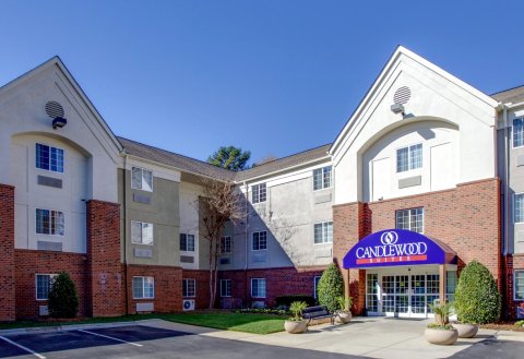 罗利克拉布特里烛木套房酒店(Candlewood Suites Raleigh Crabtree)