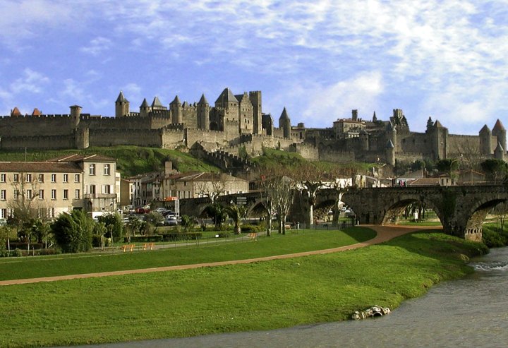 卡尔卡松市宜必思酒店(Ibis Carcassonne Est la Cité)