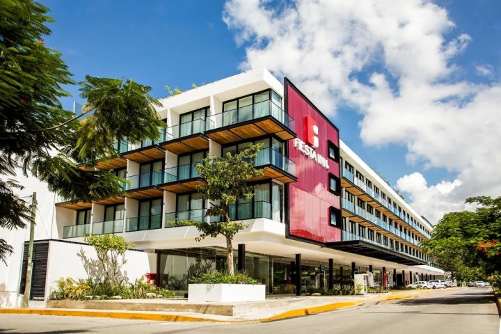 卡曼海滩节庆酒店(Fiesta Inn Playa del Carmen)