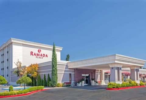 奇科华美达广场酒店(Ramada Plaza by Wyndham Chico)