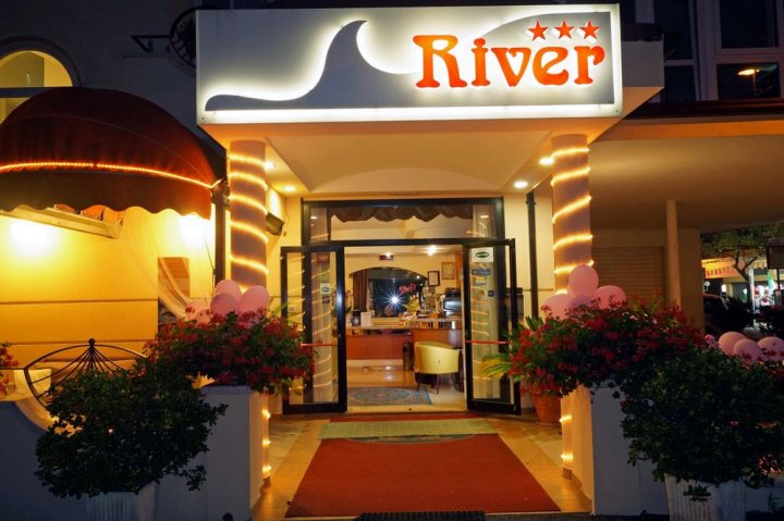 河滨酒店(Hotel River)