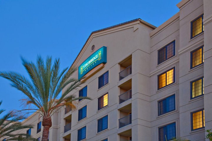 阿纳海姆度假区宿之桥套房酒店(Staybridge Suites Anaheim Resort Area)
