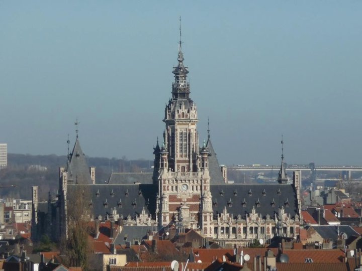 原子塔景观顶层公寓(Penthouse Atomium View)