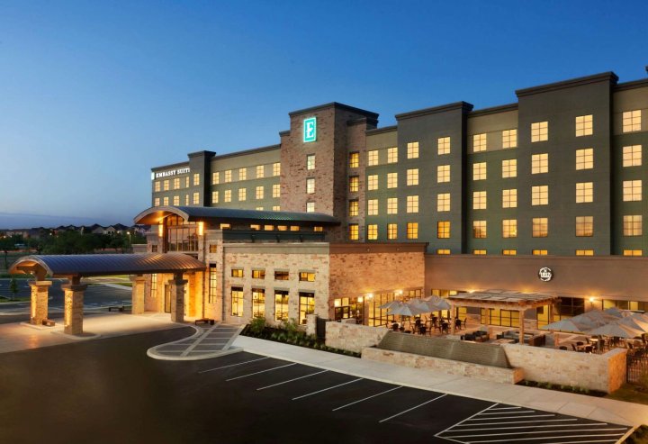 圣安东尼奥布鲁克 SPA 酒店希尔顿大使套房(Embassy Suites by Hilton San Antonio Brooks Hotel & Spa)