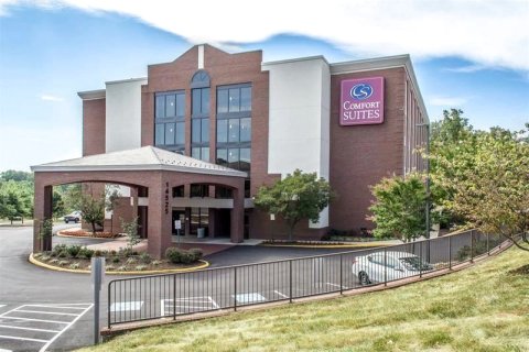 涅尔波托马克米尔斯舒适套房酒店(Comfort Suites Near Potomac Mills)