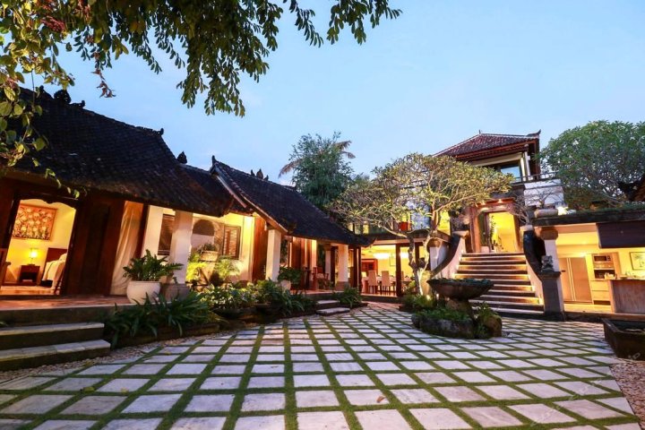 宫殿5床豪华游泳池按摩浴缸塞米亚克别墅(Palatial 5 Bed Luxe Pool & Jacuzzi Villa Seminyak)