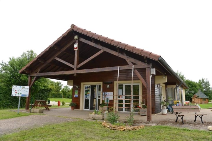 勒斯赫伦德勒斯露营酒店(Camping les Hirondelles)