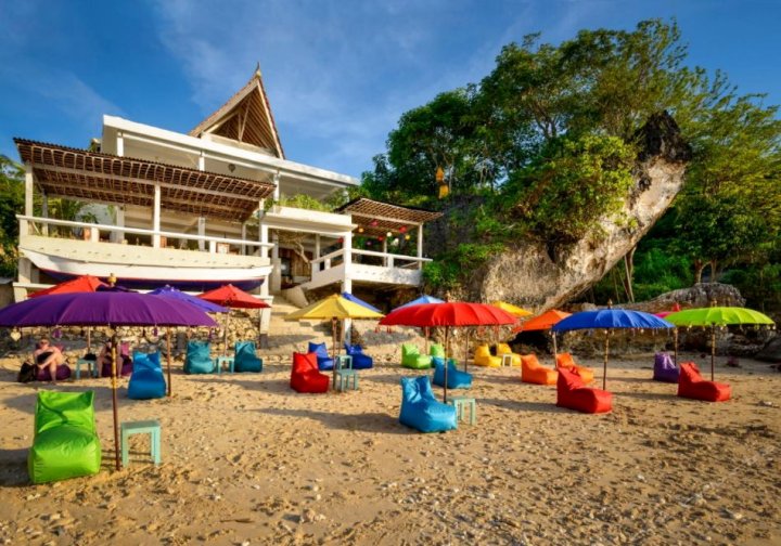 巴朗岸波因特海滩前沿酒店(The Point Beach-Front Balangan)
