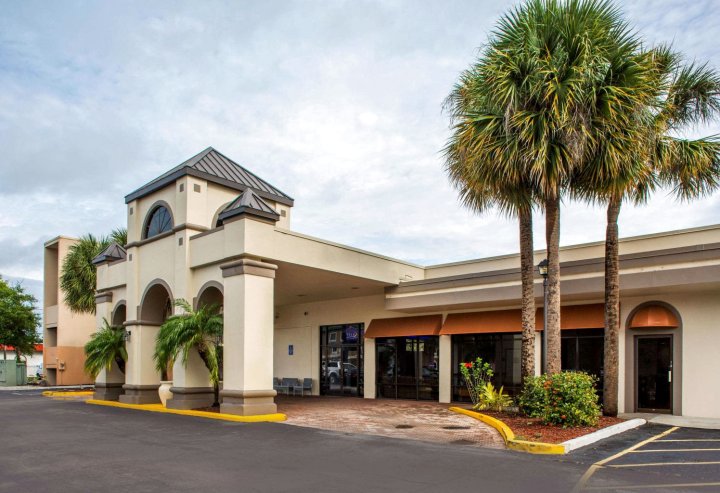 奥兰多机场戴斯套房酒店(Days Inn & Suites by Wyndham Orlando Airport)
