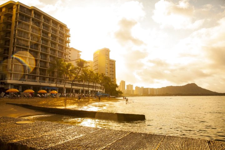 奥瑞格威基基瑞福海滩度假酒店(Outrigger Reef Waikiki Beach Resort)
