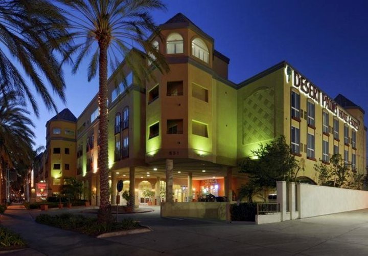 阿纳海姆沙漠棕榈套房度假酒店(Desert Palms Hotel & Suites Anaheim)