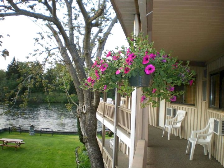 坎贝尔河河畔酒店(Campbell River Lodge by Riverside)