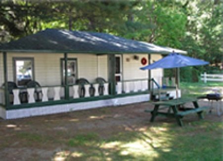 佩里斯汽车旅馆和别墅酒店(Perry's Motel and Cottages)