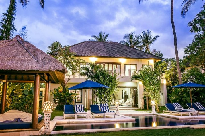 北巴厘岛海滨别墅(The Beach Front Villas - North Bali)