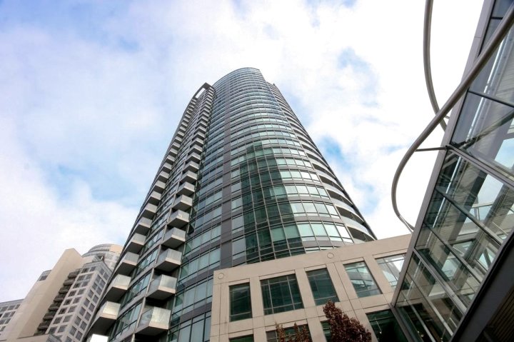 加拿大国家电视塔公寓(CN Tower Apartments)