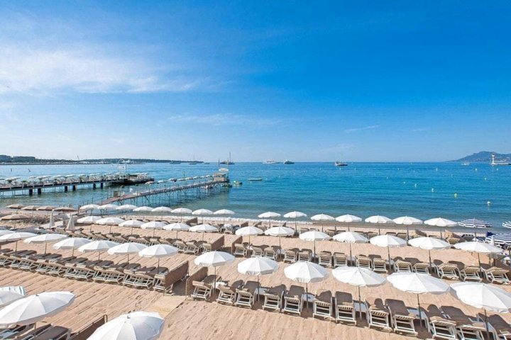 戛纳,海滩 - 宫殿酒店,就在这里!(Cannes, Plage-Palais C'Est Ici !)