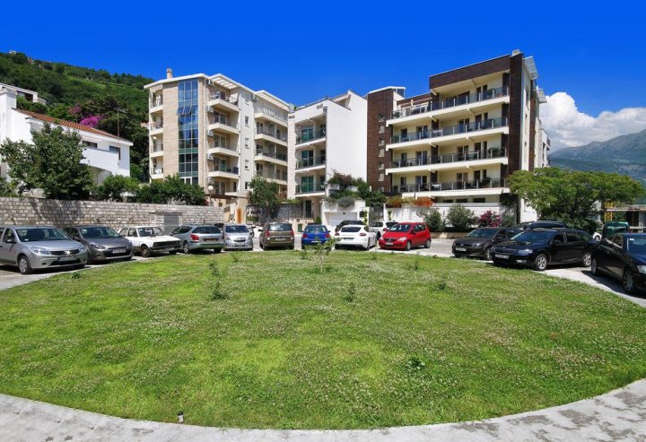 布德瓦萨拉普公寓酒店(Sarap Apartments Budva)