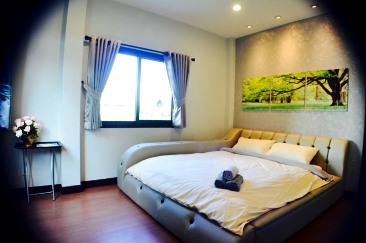 曼谷大众运输系统 4 房独栋房屋酒店(4 Bedroom House @Skytrain)