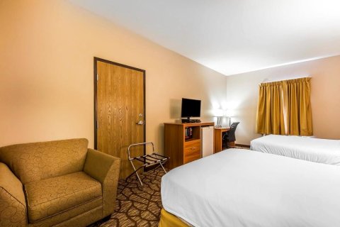 及套房品质酒店(Quality Inn & Suites)