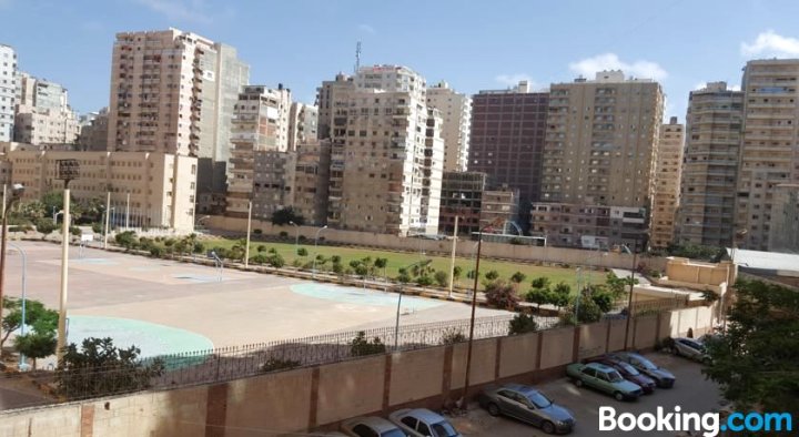 阿尔曼德拉名兰公寓(Mero Apartment in Al Mandarah)