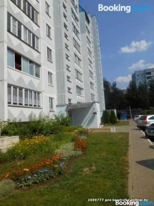 近卡米娜亚勾卡地铁站和阿尔米购物中心三卧室公寓(Three Bedroom Apartment Near the Metro Station Kamennaya Gorka and Shopping Centre Almi)