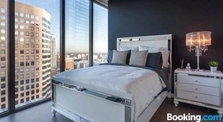 洛杉矶市中心落地玻璃窗顶层公寓(Urban Downtown La Floor to Ceiling Penthouse)