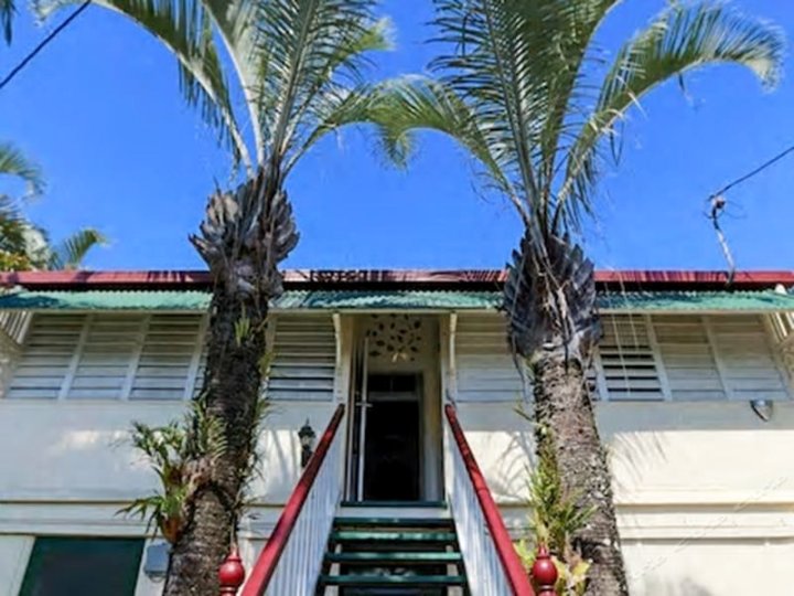 明亮三居室昆士兰凯恩斯中央酒店(格里姆肖街17号)(Bright 3-Bedroom Queenslander Cairns Central (17 Grimshaw Street))
