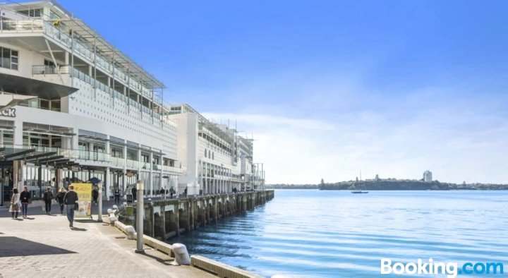 城市海洋全景王子码头1BR副顶层公寓(Princes Wharf 1Br Sub-Penthouse with Panoramic City & Ocean Views)