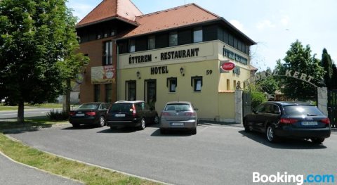 瓦达斯餐厅酒店(Vadász Étterem és Hotel)