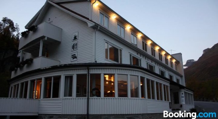乌特斯滕盖朗厄尔酒店 - 经典挪威酒店(Hotell Utsikten Geiranger - by Classic Norway Hotels)