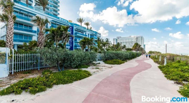 迈阿密海滩蒙特卡洛现代几何公寓(Modern Geometry at Monte Carlo Miami Beach)