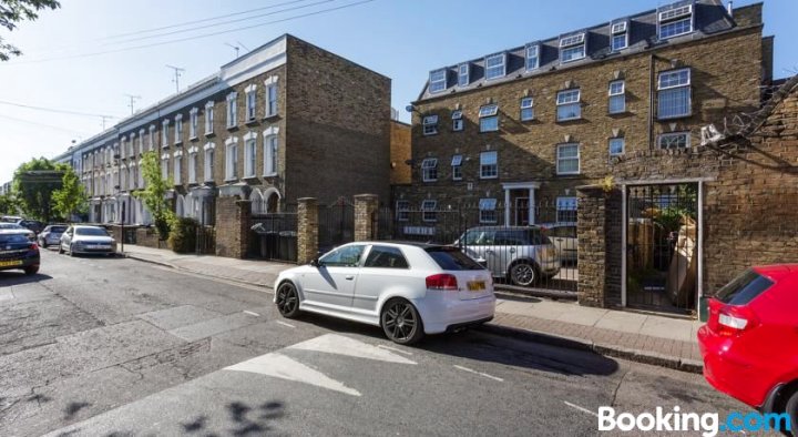 威芙斯托克纽因顿瓦福德路 3 室公寓酒店（有车位）(Veeve - 3 Bed Flat with Parking, Walford Road, Stoke Newington)